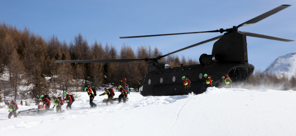 Esercito in azione con elicotteri e blindati, un'esercitazione per testare gli interventi in caso di soccorso
